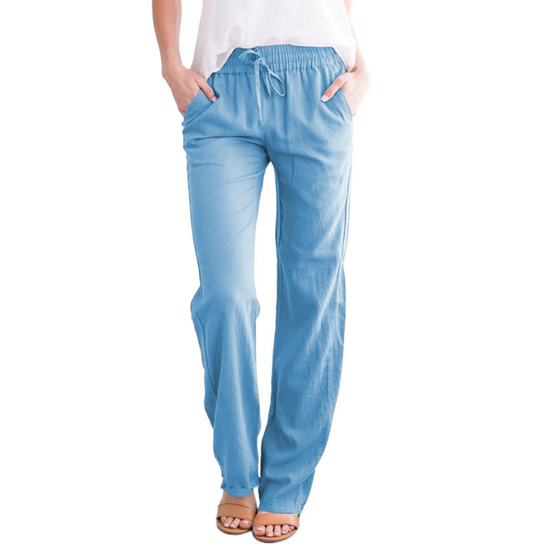 Model in eleganter, atmungsaktiver Damen-Sommerhose. Perfekte Chichose für stilvolle Frühling/Sommer-Looks.