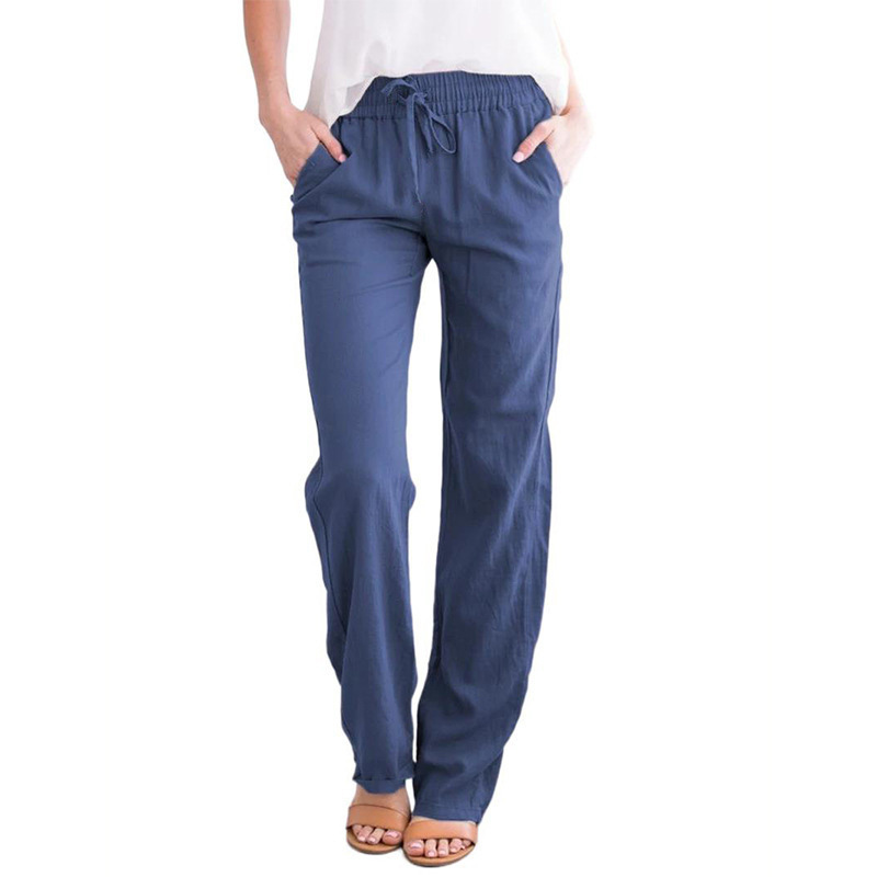 Detailaufnahme der eleganten Damen-Sommerhose. Leichte, atmungsaktive Stoffqualität für bequeme Damenmode.