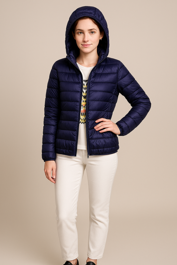 Damen Steppjacke mit Kapuze, elegant und funktional. Taillierte Kurzjacke für Damenmode im Herbst.