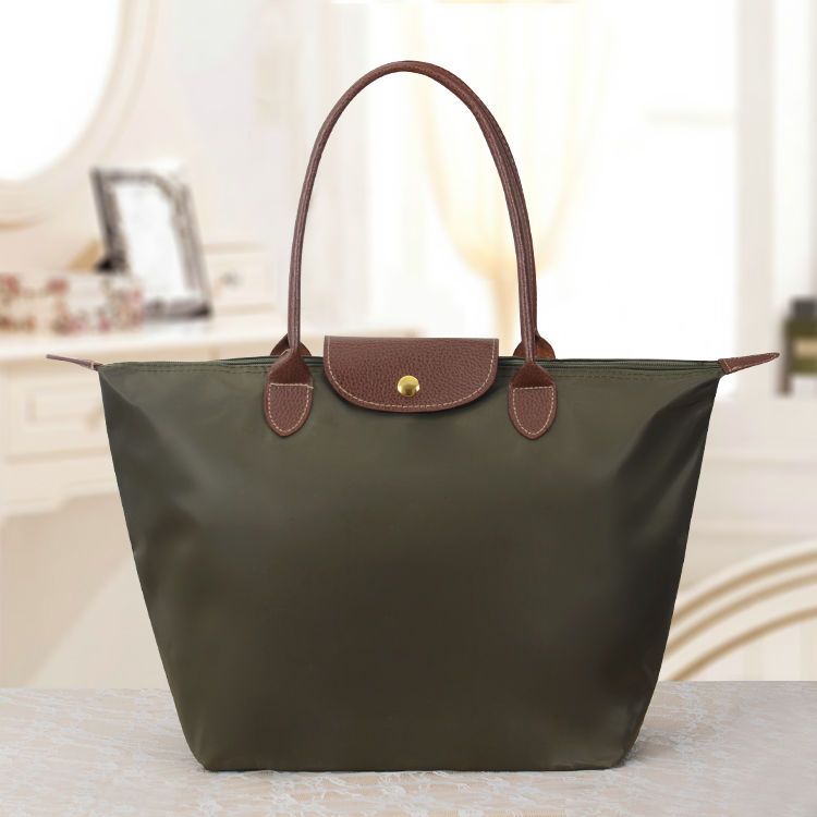 Edle Damen Umhängetasche in modernem Design. Stilvolle Schultertasche, die jedem Outfit Eleganz verleiht.