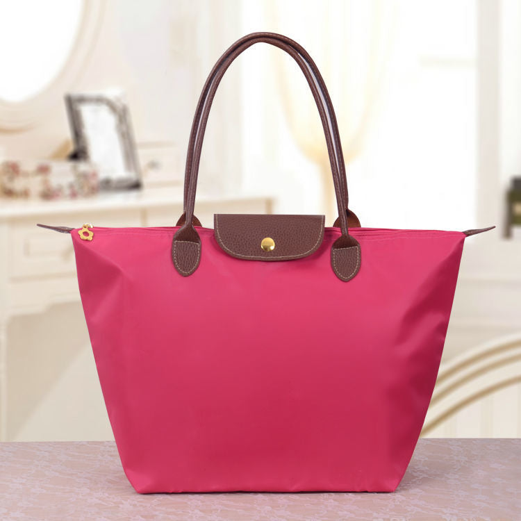 Damen Umhängetasche mit eleganten Metallelementen. Praktische und sichere Alltags-Schultertasche.