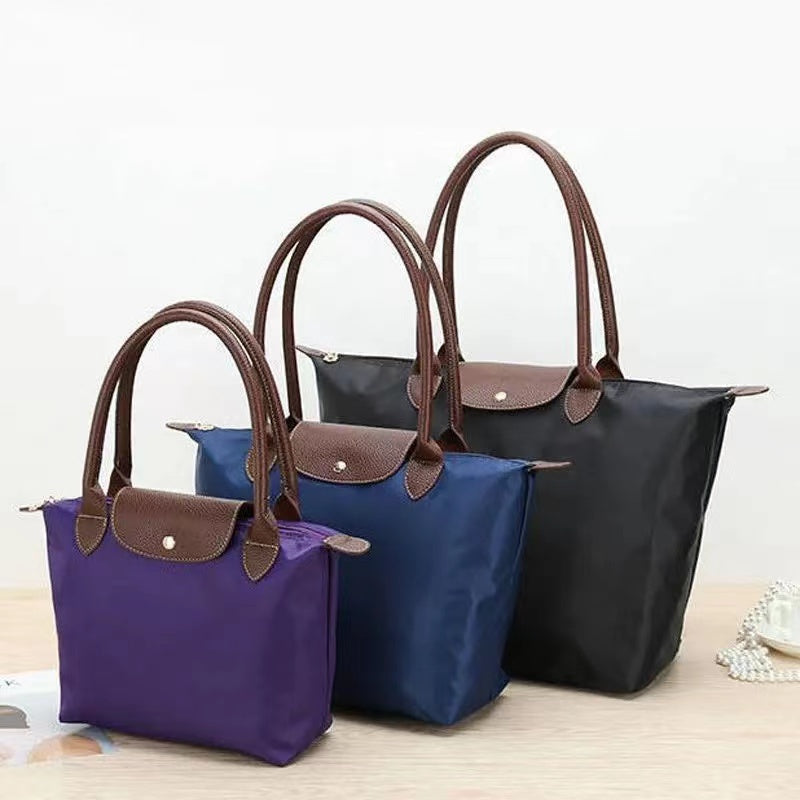 Damen Crossbody Bag mit Reißverschluss-Frontfach. Modische Umhängetasche für schnellen Zugriff auf Kleinigkeiten.