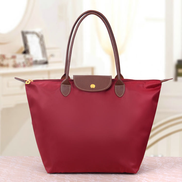 Rückseite der Damen Schultertasche mit Reißverschlussfach für Wertsachen. Sicherer Tragekomfort.