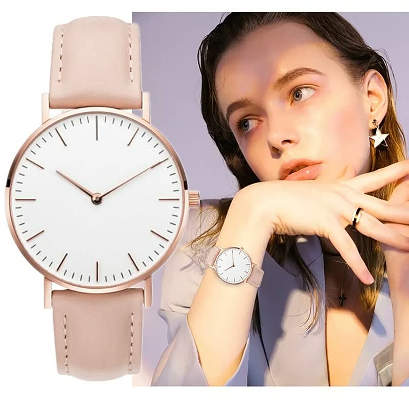 Elegante Damenuhr auf einem Display. Schmuck-Accessoire mit zeitlosem Design und präzisem Quarzwerk.