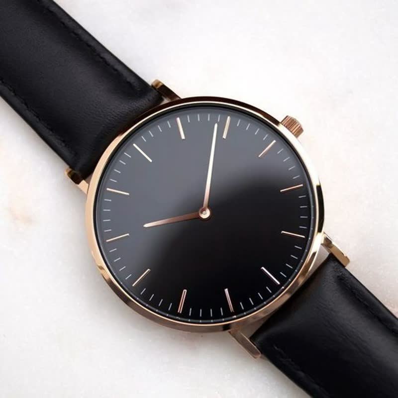 Goldfarbene Damenuhr mit Quarzwerk. Ein elegantes und zeitloses Schmuck-Accessoire für Frauen.