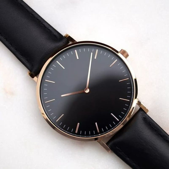 Goldfarbene Damenuhr mit Quarzwerk. Ein elegantes und zeitloses Schmuck-Accessoire für Frauen.