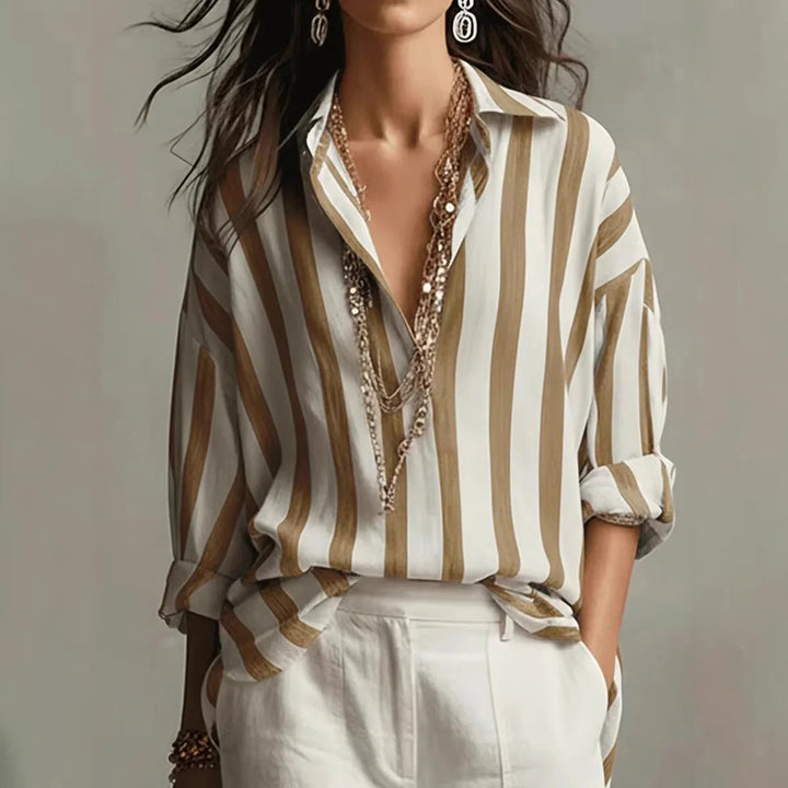 Gestreifte Damenbluse mit elegantem Fall und Rollärmeln. Perfektes Langarm-Oberteil für Frühling und Sommer Looks.