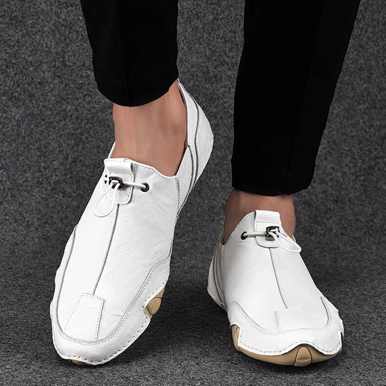 Leichte Sommer Loafer Slip-On für Herren. Atmungsaktive Freizeitschuhe für stilvollen Komfort an warmen Tagen.