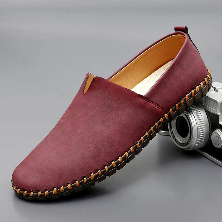 Klassische Herren Slipper, dunkelbraun, aus hochwertigem Leder. Ideale Freizeitschuhe für stilbewusste Männer.