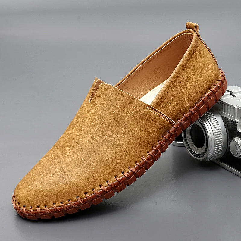 Stilvolle Herren Slipper, braun, aus weichem Leder. Flexible Männerschuhe für Büro und besondere Anlässe.