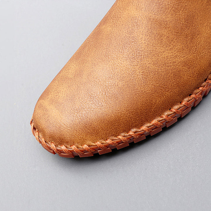 Schicke Herren Lederslipper in Schwarz, ideal für formelle Anlässe und Büro. Bequeme Eleganz für Männer.