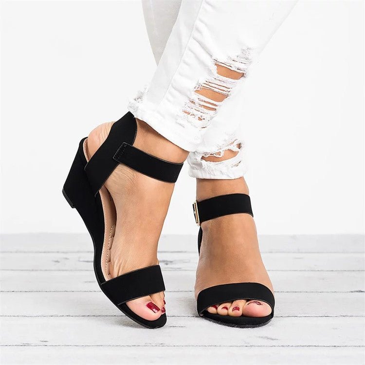 Elegante Nora Damen Sandale mit verstellbaren Riemen für Komfort. Klassische flache Sommerschuhe für stilvolle Frauen.