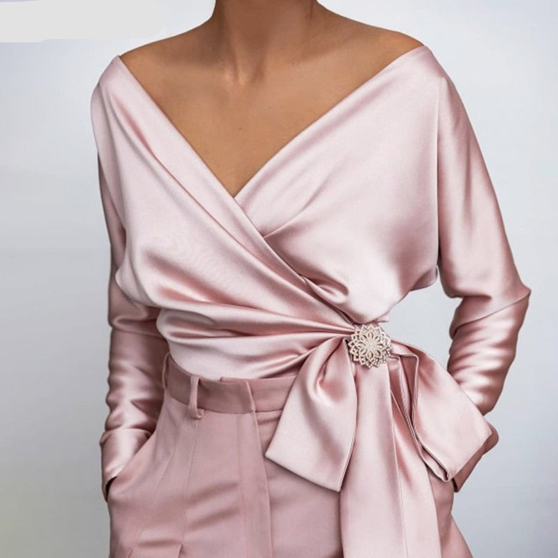 Stilvolle Damenbluse in elegantem Rosa. Vielseitiges Langarm-Oberteil für jeden Anlass, Frühling & Sommer.