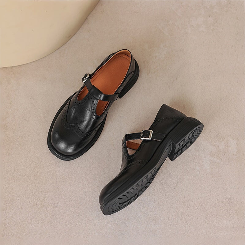 Detailaufnahme: Elegante schwarze Mary Janes Damenschuhe, bequeme Riemenschuhe mit klassischem Design, flacher Absatz.