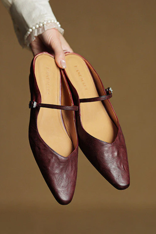 Elegante spitze Damen Pantoletten mit Mary Jane Riemen. Bequeme flache Damenschuhe für Büro & Freizeit.