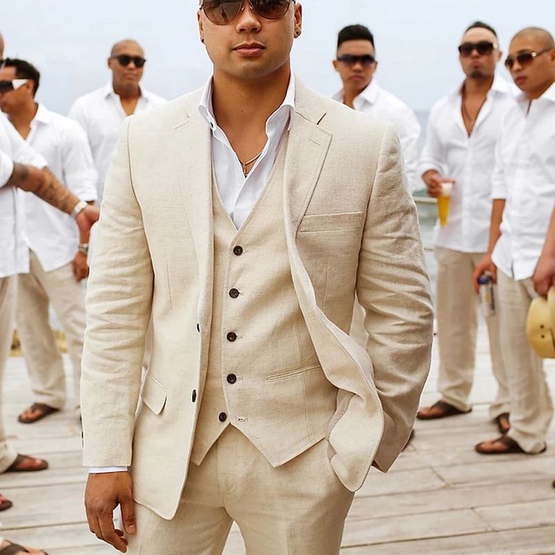 Eleganter beiger 3-teiliger Herren-Sommeranzug, perfekt für Hochzeiten & Events. Moderner Business Casual Stil.