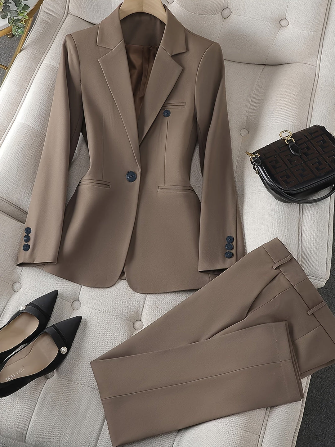Modischer Damen Blazer mit Reverskragen an einer Frau, der die elegante Passform und Vielseitigkeit zeigt.