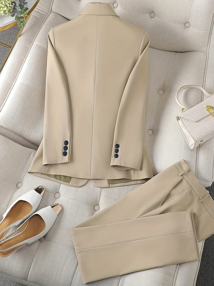 Schicker Damen Blazer kombiniert mit weißer Bluse für einen professionellen und eleganten Business-Look.