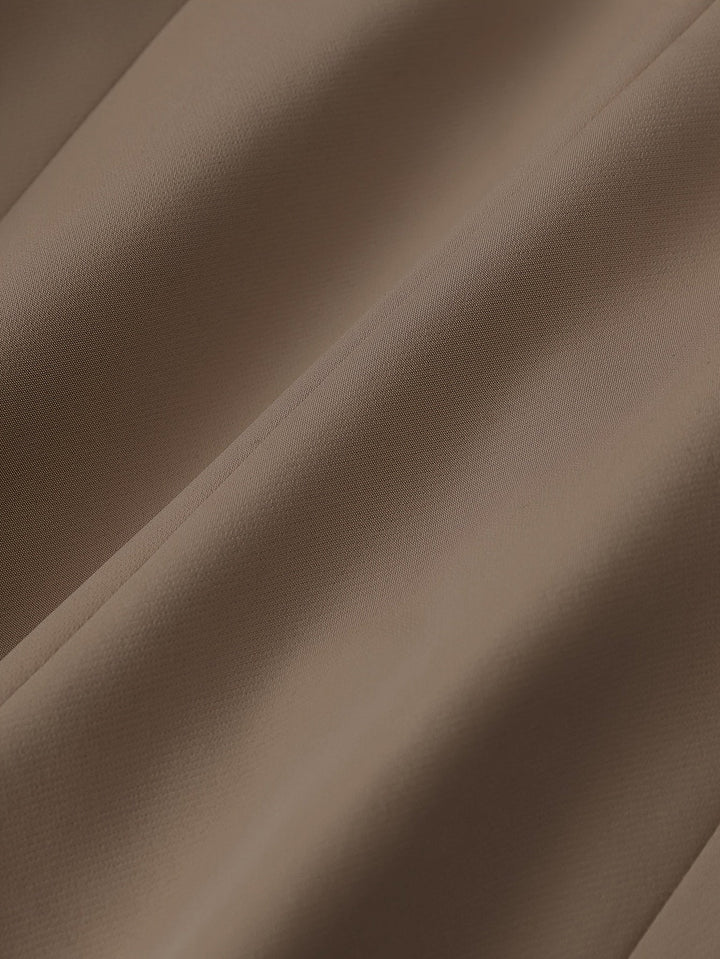 Rückenansicht eines eleganten Damen Blazers mit Reverskragen. Perfekt für eine selbstbewusste Silhouette im Büro.