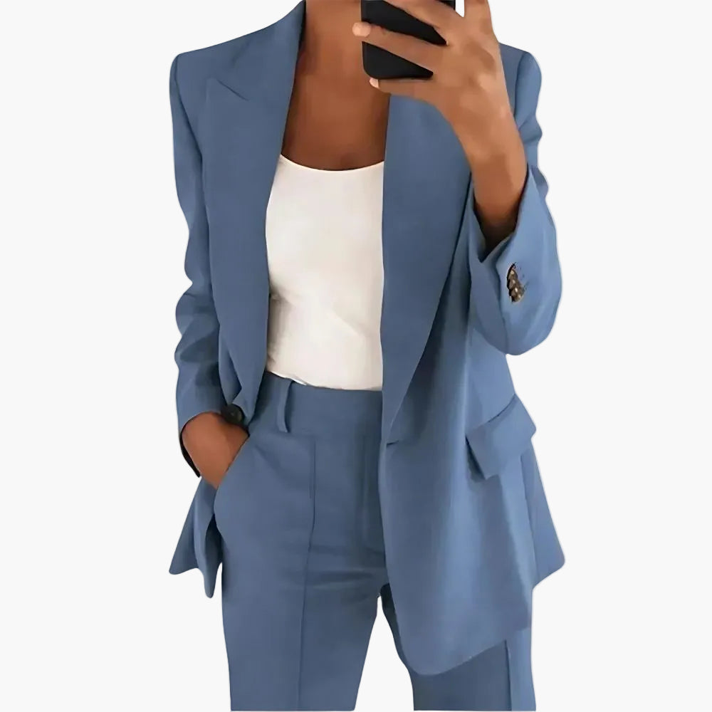 Eleganter Damen Hosenanzug für Business-Look. Dunkelblauer Blazer & passende Stoffhose. Perfekt für Büro & formelle Anlässe.