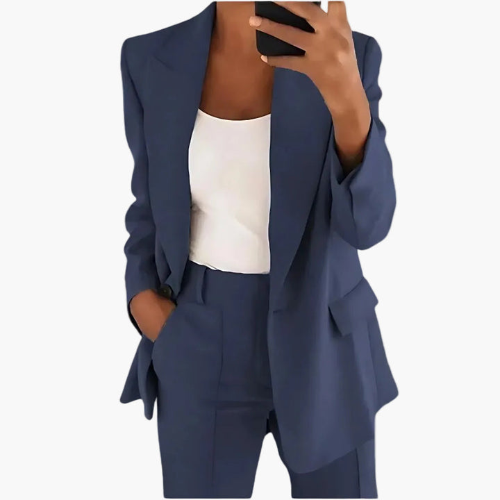 Souveräner Damen Business Blazer, Teil des eleganten Hosenanzugs. Klassischer Schnitt, dunkelblau, ideal für professionelle Auftritte.