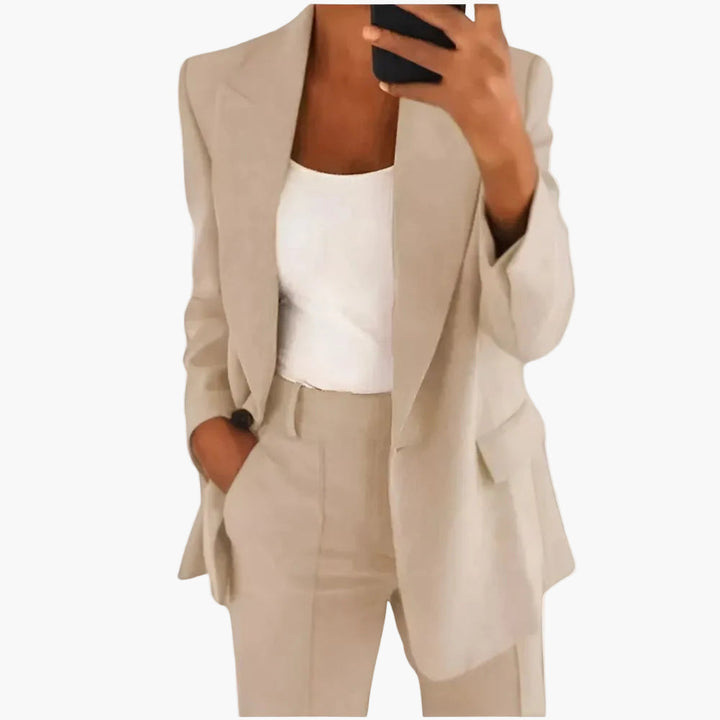 Modell trägt eleganten Damen Hosenanzug in Dunkelblau. Stilvoller Business-Look für souveränes Auftreten im Büro und Meetings.
