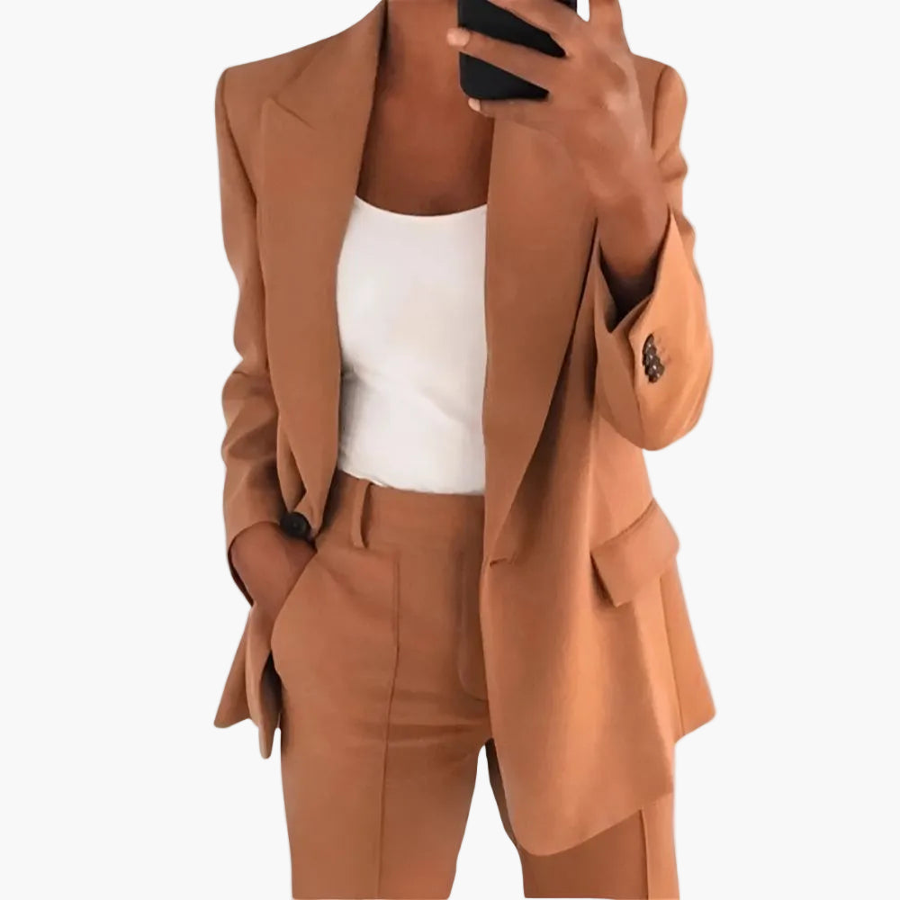 Nahaufnahme des hochwertigen Stoffes vom dunkelblauen Damen Hosenanzug. Detail des eleganten Blazers. Business-Qualität & Komfort.
