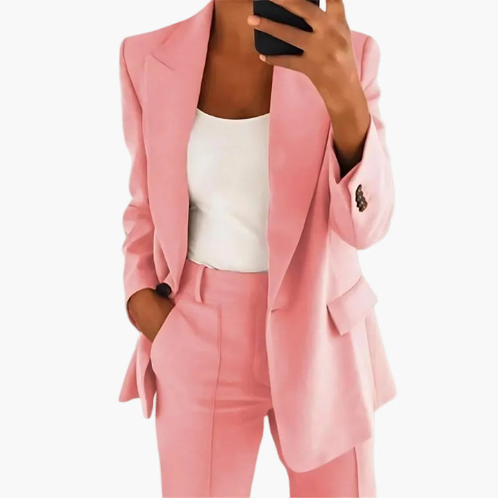 Rückenansicht des eleganten dunkelblauen Damen Hosenanzugs. Zeigt den stilvollen Schnitt von Blazer und Stoffhose. Business-Mode.