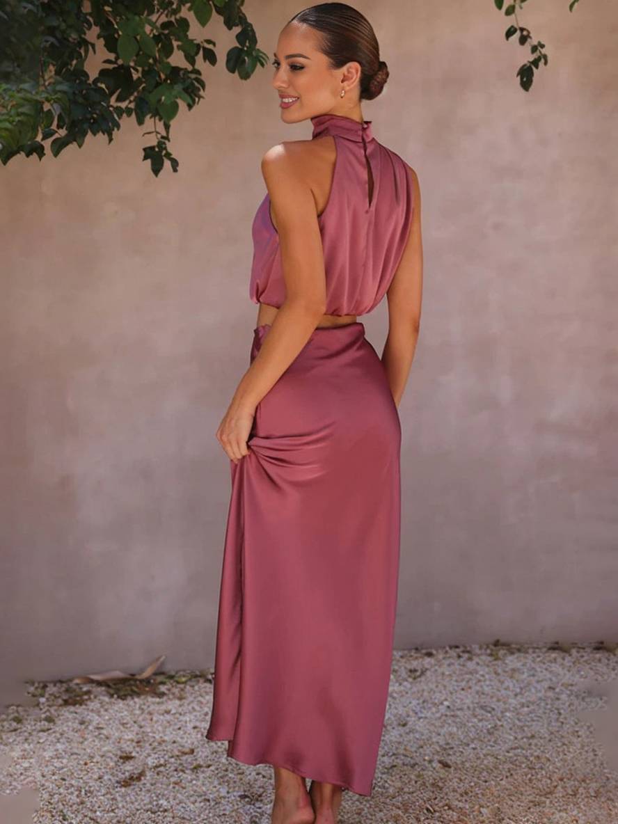 Model in Bewegung im fließenden Damen Maxi Zweiteiler, elegant für sommerliche Hochzeitsfeiern.