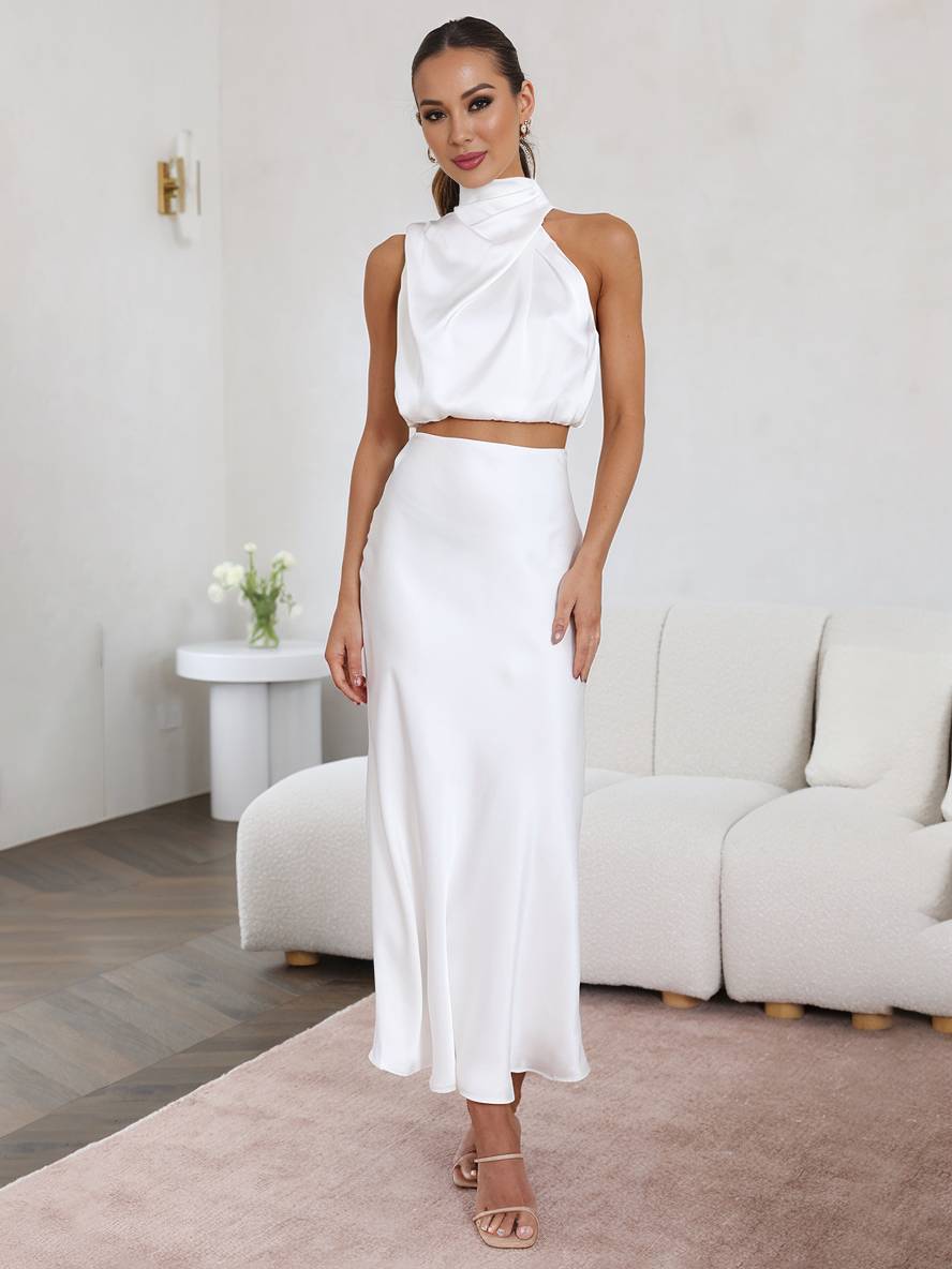 Betonter Taillenbereich des fließenden Damen Maxi Zweiteilers, schmeichelhafte Silhouette.