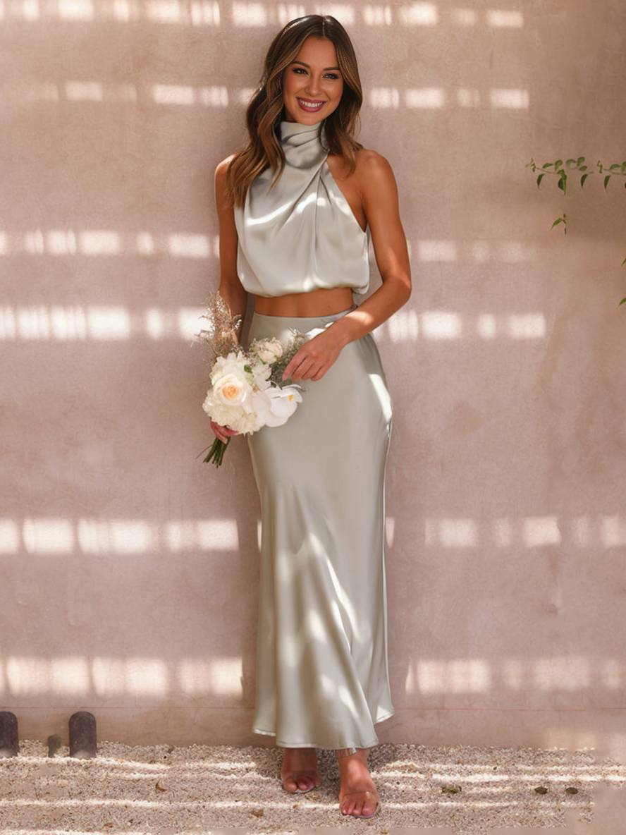 Damen Maxi Zweiteiler, elegant kombiniert mit feinen Accessoires, ideal für Hochzeitsgäste.