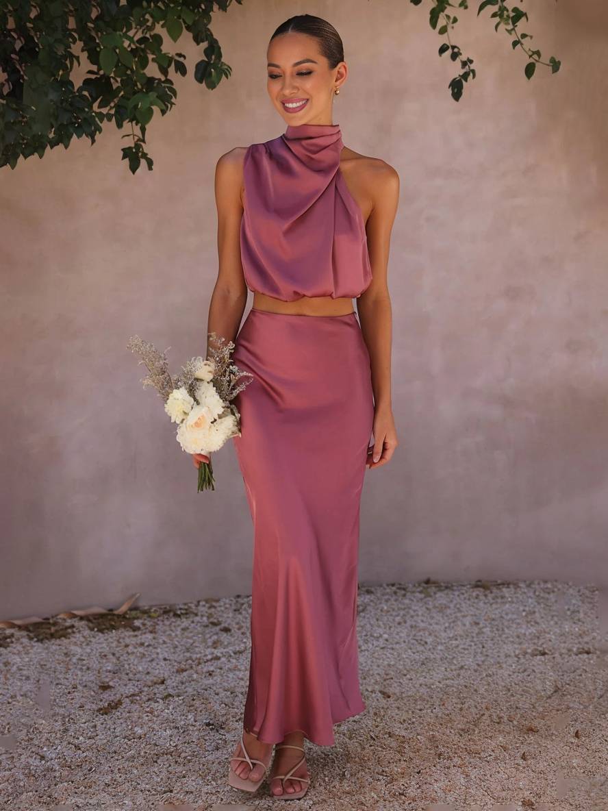 Model in dynamischer Pose im festlichen Damen Maxi Zweiteiler, Abendmode für Hochzeiten.