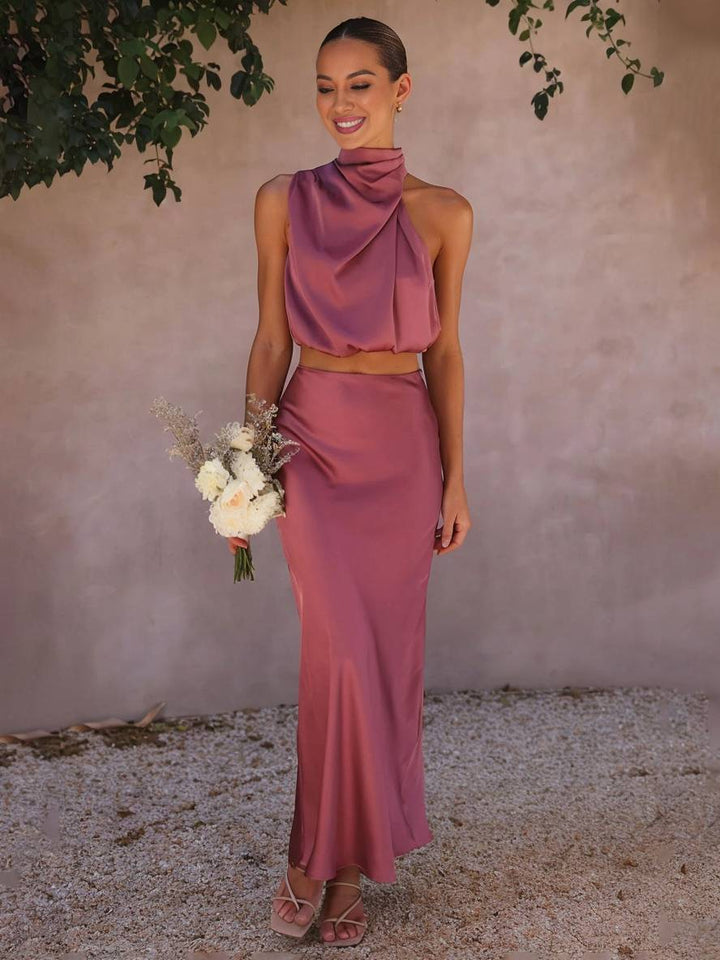 Model in dynamischer Pose im festlichen Damen Maxi Zweiteiler, Abendmode für Hochzeiten.