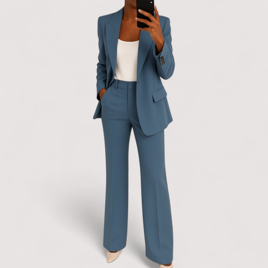 Eleganter Damen Zweiteiler Anzug für Business und Büro, tailliert geschnitten, in modernem Design. Perfektes Business-Outfit.