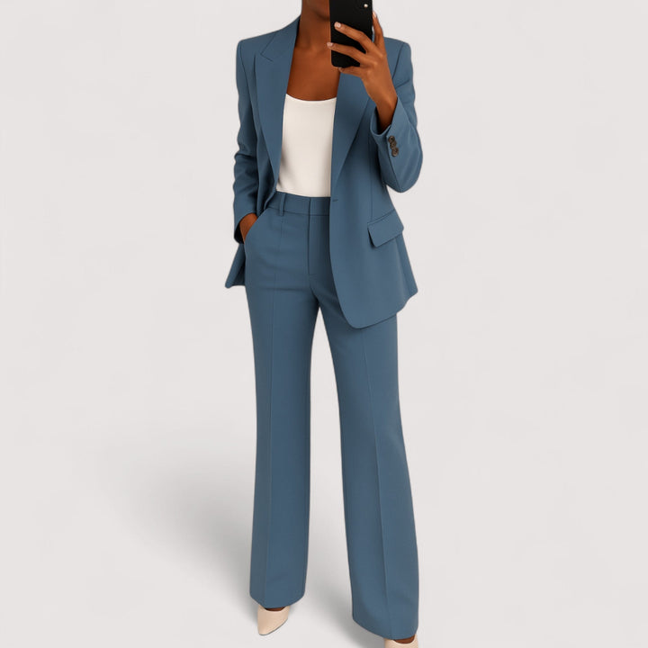 Eleganter Damen Zweiteiler Anzug für Business und Büro, tailliert geschnitten, in modernem Design. Perfektes Business-Outfit.