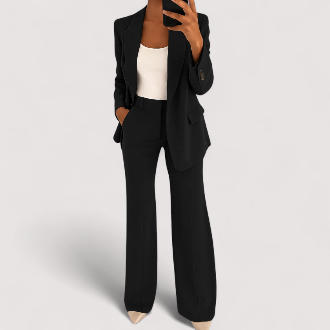 Detailaufnahme des eleganten Damen Zweiteilers. Hochwertige Businesskleidung mit feiner Textur und makelloser Verarbeitung.