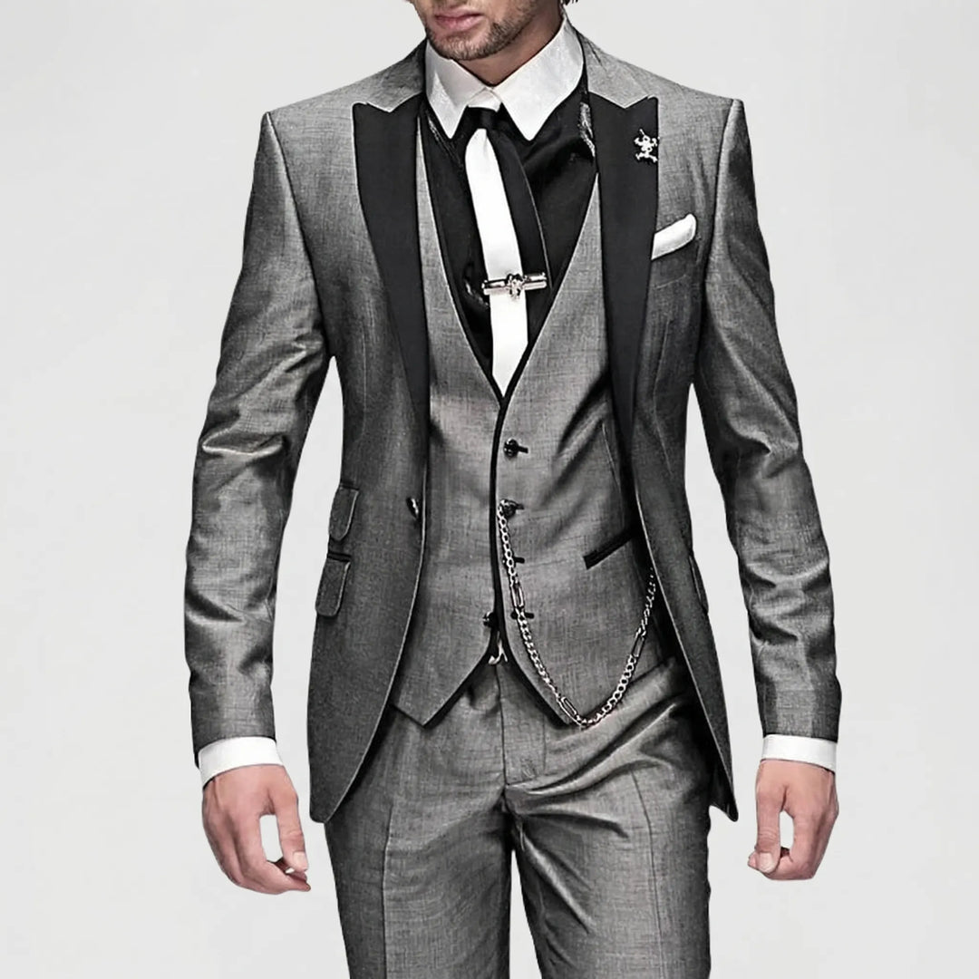 Nahaufnahme des Slim-Fit Sakkos mit Weste vom dreiteiligen Herrenanzug. Elegante Abendmode für jeden Anlass.