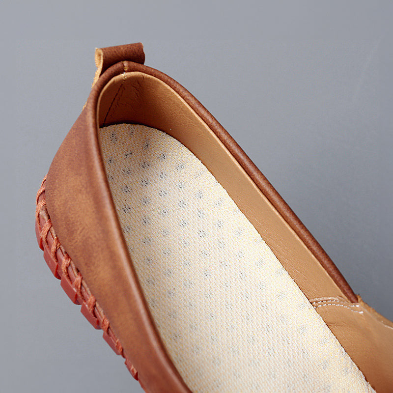 Dunkle Herren Slipper, elegante Slip-On Schuhe, ideal für formelle und legere Anlässe.