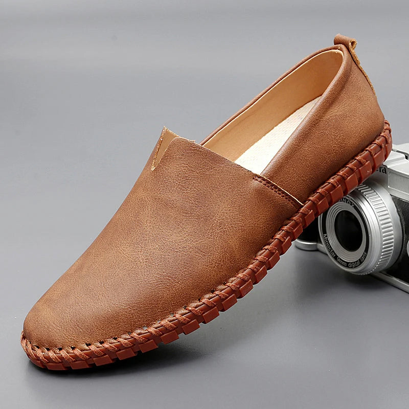 Klassische Herren Slipper in Schwarz, elegante Slip-On Schuhe für formelle & legere Anlässe.