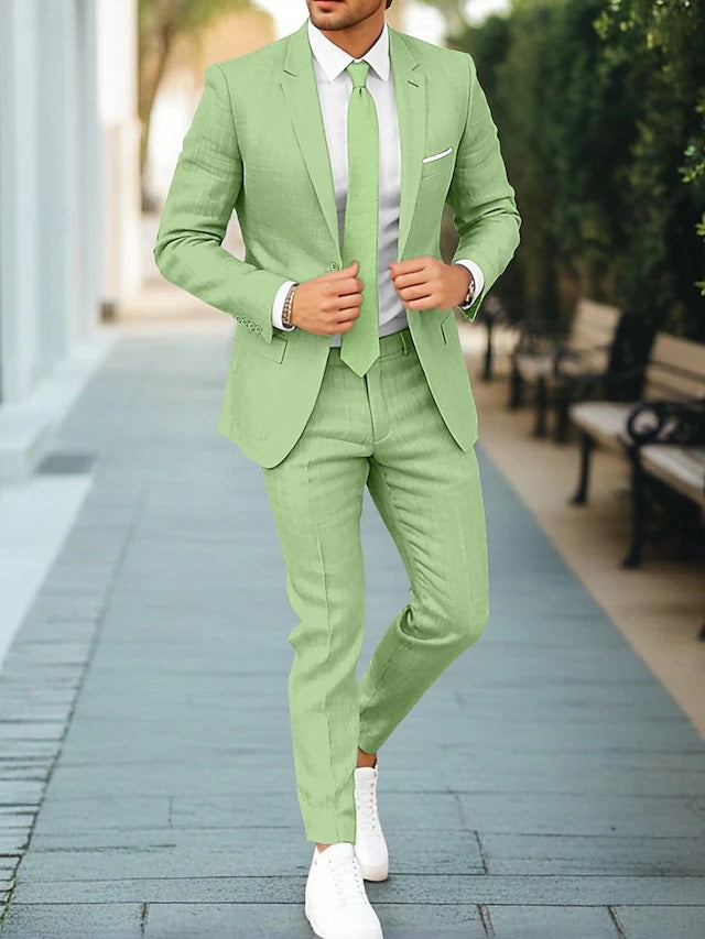 Herren-Sommeranzug, als bequemer Freizeitanzug getragen. Modischer Look für warme Frühlingstage.