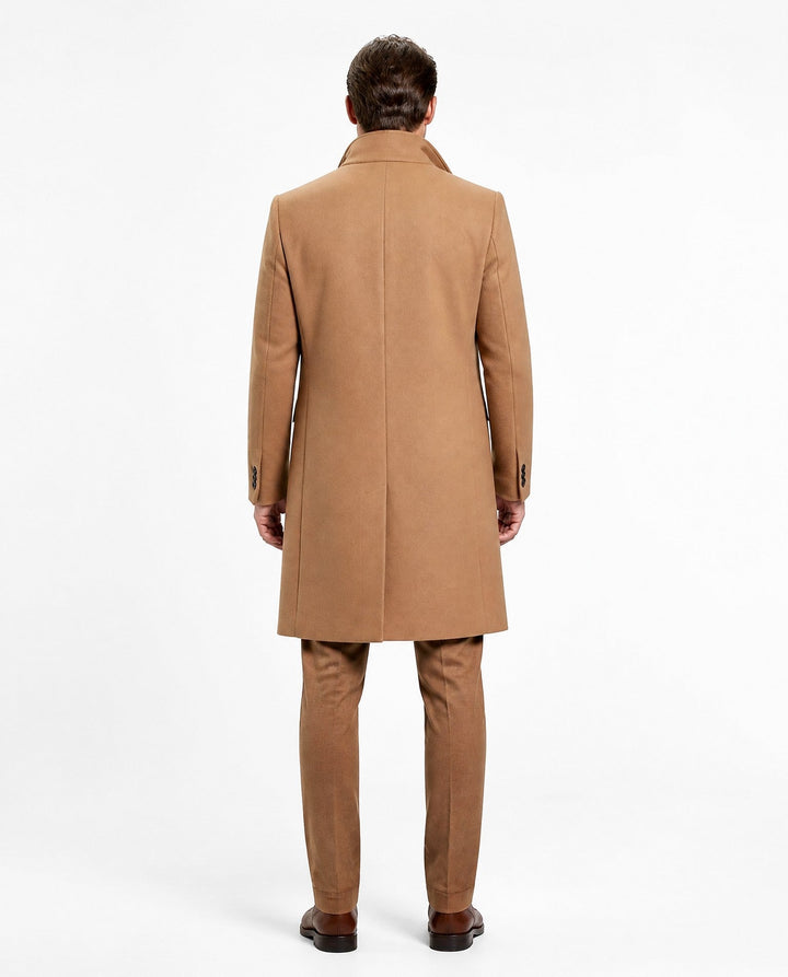Warmer grauer Herren Langmantel, stilvoll und bequem, perfekt für Winter Business Casual Outfits.