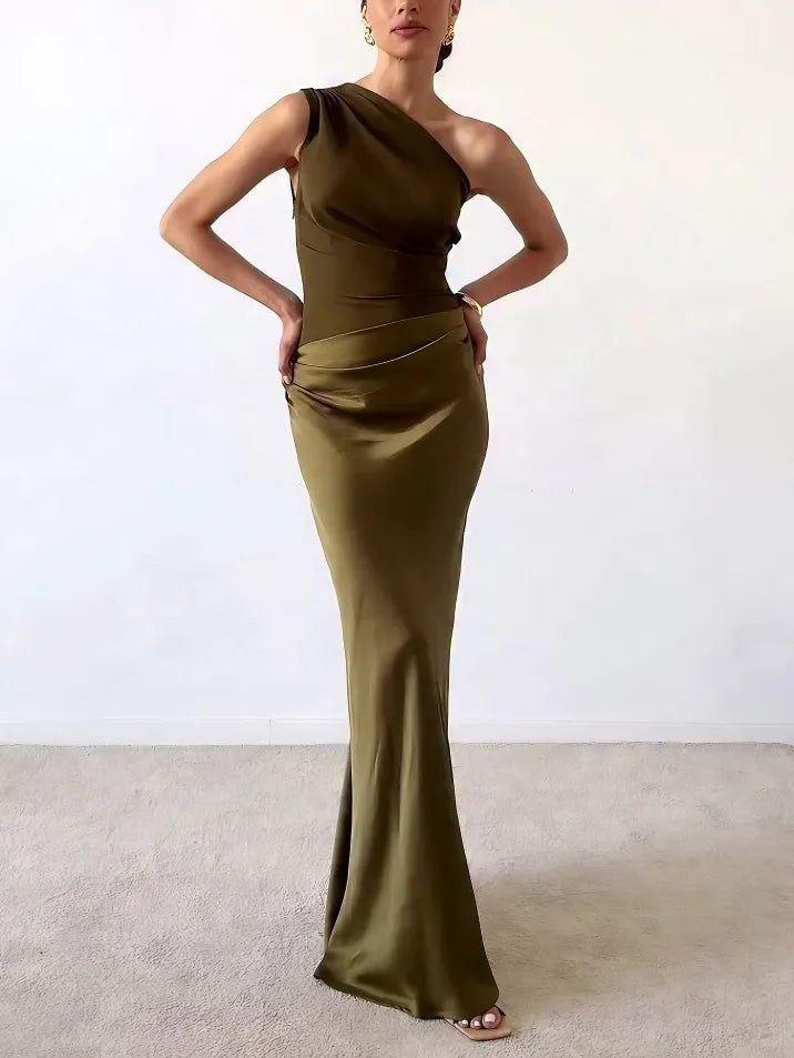 Braunes, festliches Damen Abendkleid, asymmetrisch geschnitten und elegant drapiert, für exklusive Partys.