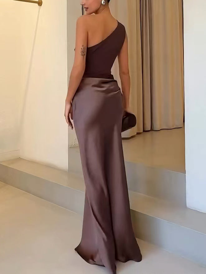 Figurbetontes, asymmetrisches Damen Partykleid, drapiert und elegant, in verschiedenen Farben, für Abende.