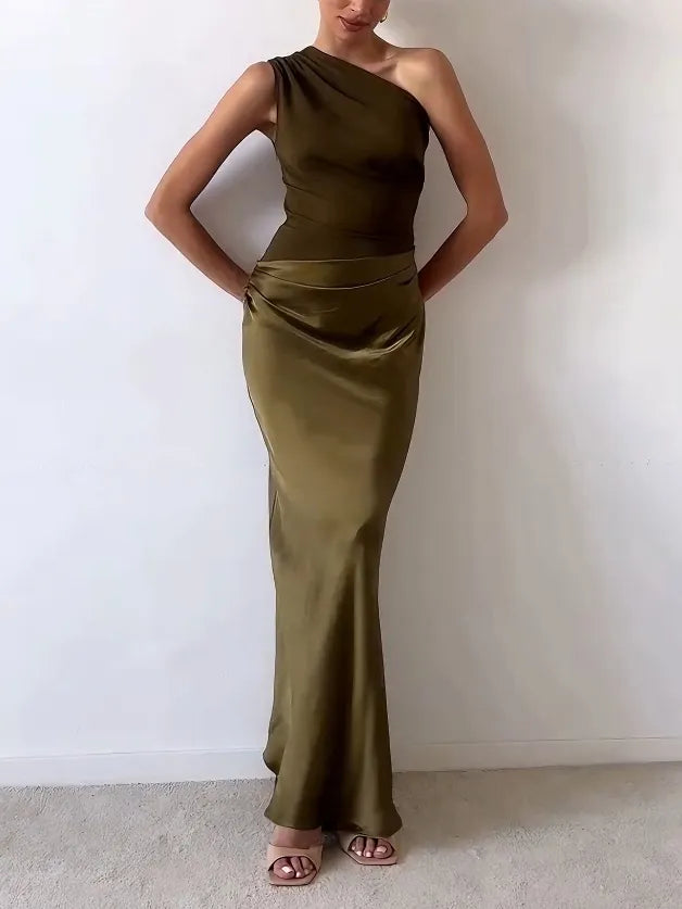 Elegantes, drapiertes Damen Maxikleid, asymmetrischer Schnitt, in leuchtendem Grün, für festliche Anlässe.