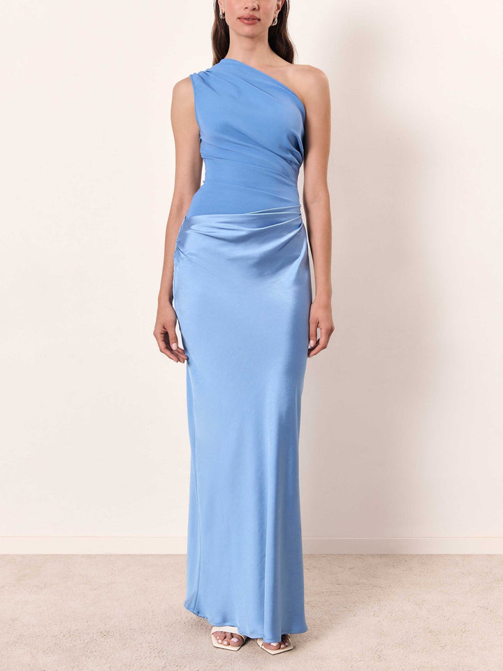Braunes, asymmetrisches Abendkleid für Damen, elegant drapiert und figurbetont, ideal für Gala-Events.