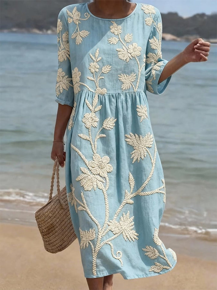 Elegantes, besticktes Damen Midikleid mit Rundhals für Sommer oder Party. Fließendes Design, ideal für Urlaub.