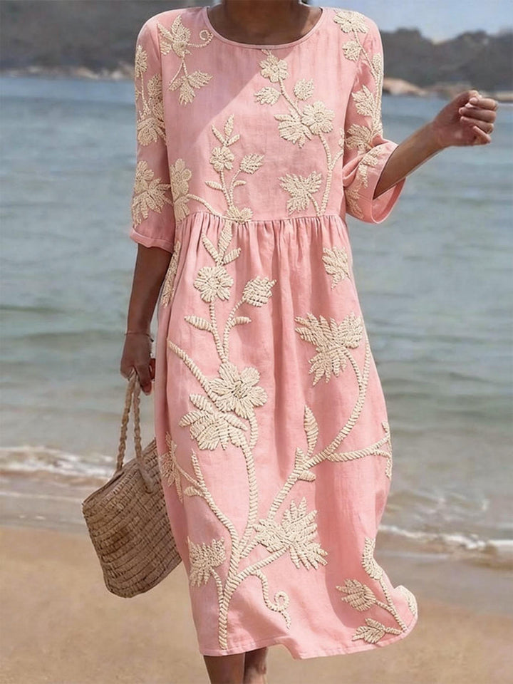 Fließendes, besticktes Damen Midikleid mit Rundhals. Elegantes Sommerkleid, vielseitig als Freizeit- oder Partykleid.