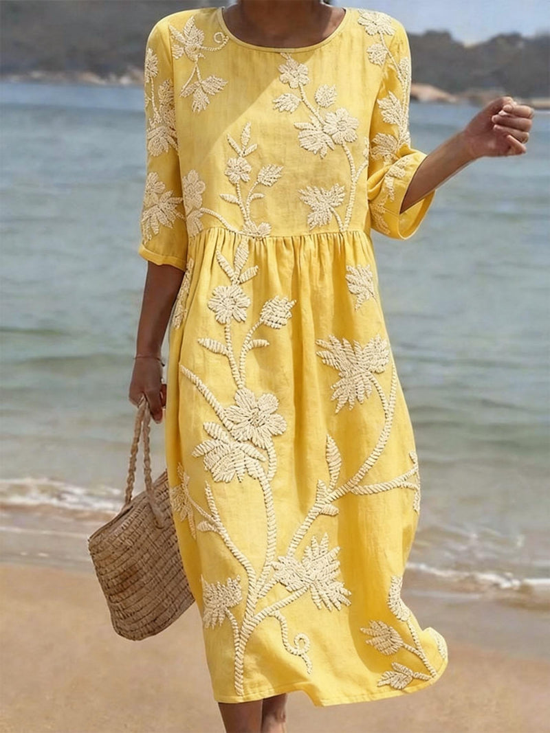 Besticktes Damen Midikleid mit elegantem Rundhalsausschnitt. Fließendes Sommerkleid, perfekt für Freizeit und besondere Anlässe.