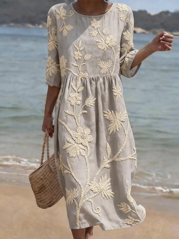 Modisches, besticktes Damen Midikleid mit Rundhals. Ein elegantes, fließendes Sommerkleid für Party, Freizeit oder Urlaub.
