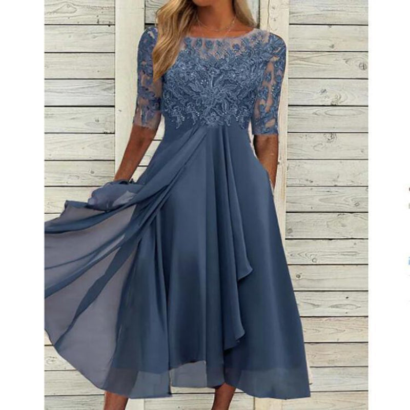 Schickes Abendkleid für Damen von Newberlin-Mode, mit filigraner floraler Spitze und eleganter Passform.